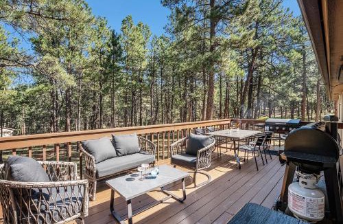 Colorado Springs House | Family Retreat w Zipline Theater Sauna
