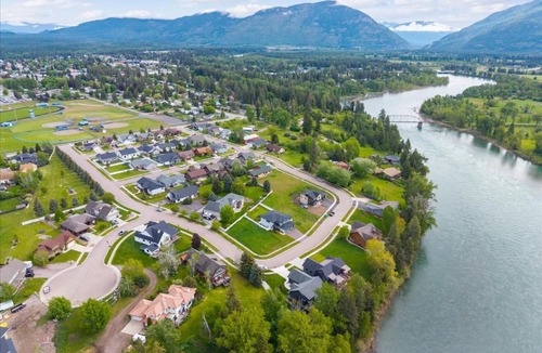 Columbia Falls House | Family Riverhouse with Hot Tub