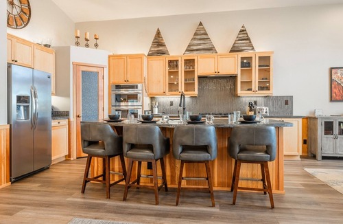 Mammoth Lakes House | Fantastic Mountain Townhome! Shared Hot Tub! Pool Table! Views!