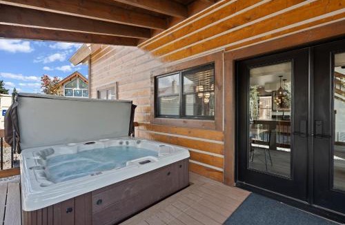 Estes Park House | Fantastic Views Two Large Patios Private Jacuzzi and Indoor Outdoor Fireplace