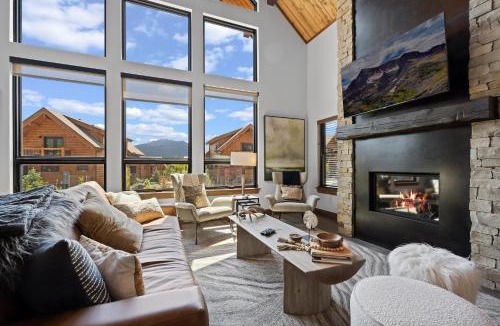 Estes Park House | Fantastic Views Two Large Patios Private Jacuzzi and Indoor Outdoor Fireplace