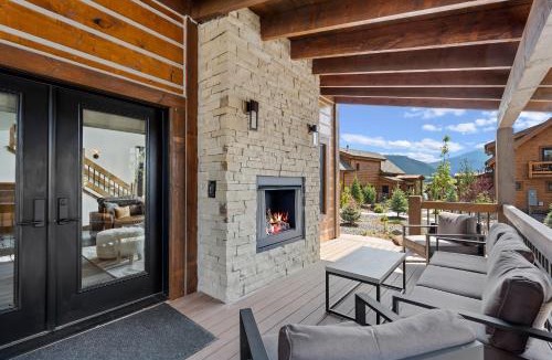 Estes Park House | Fantastic Views Two Large Patios Private Jacuzzi and Indoor Outdoor Fireplace