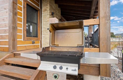 Estes Park House | Fantastic Views Two Large Patios Private Jacuzzi and Indoor Outdoor Fireplace
