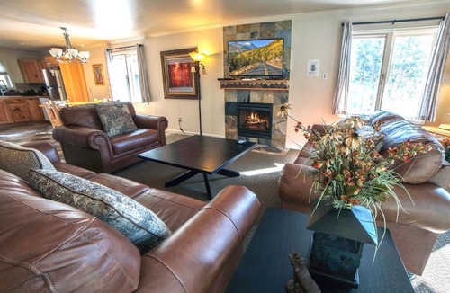 Estes Park Apartment | Fawn Valley Inn- 275 condo