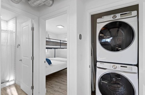 Evans Churchill Apartment | Featherlight Cottage with BBQ and Hot Tub in Downtown Phoenix