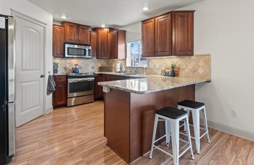Meridian House | Fire Pit Getaway Shops and Dining 70in TV