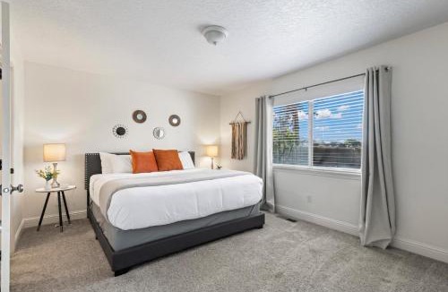 Meridian House | Fire Pit Getaway Shops and Dining 70in TV