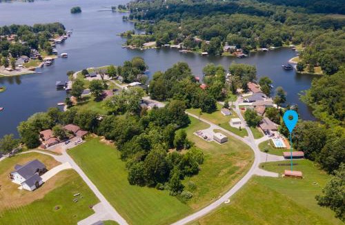 Marion House | Firepit, Boat Parking & Giant Tulip Poplar Tree