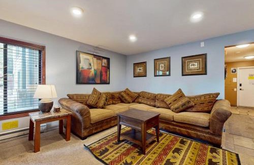 Mammoth Lakes Apartment | Fireside 106