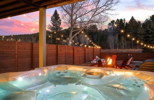 Custer Apartment | Fireside Haven - Hot Tub & Downtown Walkable