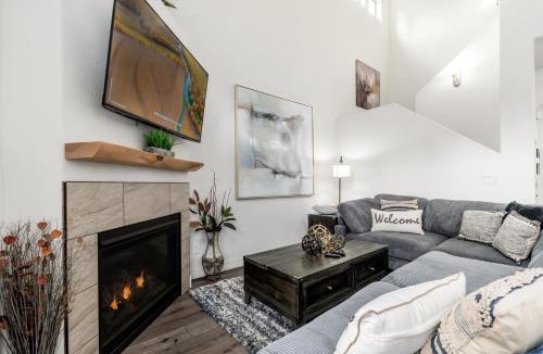 Flagstaff House | Flagstaff 5BR Cabin Game Room Firepit Sleeps 14 Near NAU