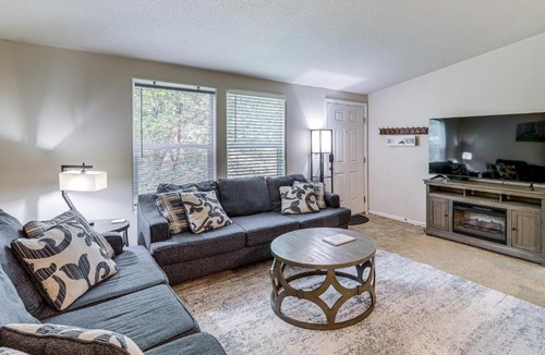 Kachina Village House | Flagstaff Getaway | Mini Golf, Fire-Pit, and A/C