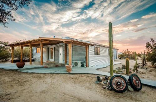 Twentynine Palms House | Flying Point Homestead in Twentynine Palms, California