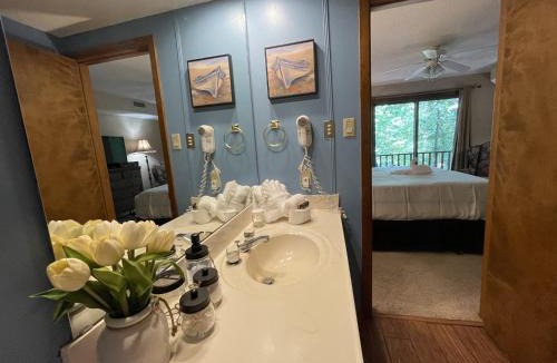 Mount Ida Apartment | Forest view 2 bed bath condo on Lake Ouachita