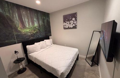 Downtown Des Moines Apartment | Forestline Suite