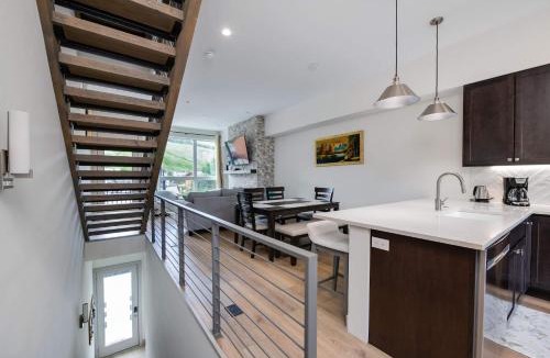 Silverthorne Apartment | Fourth Street Crossing Traverse Townhome: Stylish Retreat