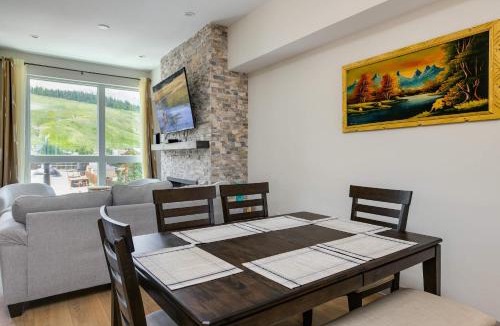Silverthorne Apartment | Fourth Street Crossing Traverse Townhome: Stylish Retreat