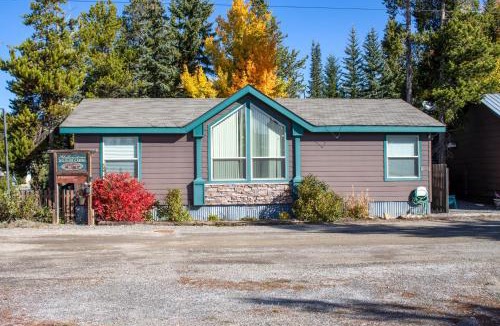 West Yellowstone House | 'Fox Cabin' - 6 Blocks to Yellowstone Nat'l Park!
