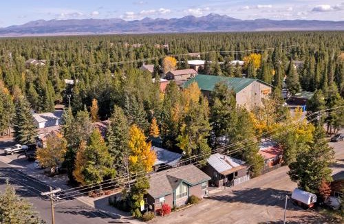 West Yellowstone House | 'Fox Cabin' - 6 Blocks to Yellowstone Nat'l Park!
