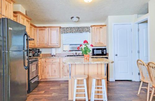 West Yellowstone House | 'Fox Cabin' - 6 Blocks to Yellowstone Nat'l Park!