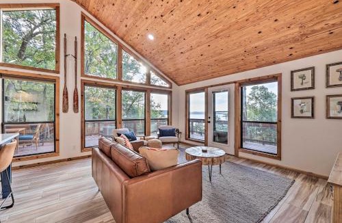 Rogers House | 'Foxtail' Cabin Retreat: Steps to Beaver Lake!