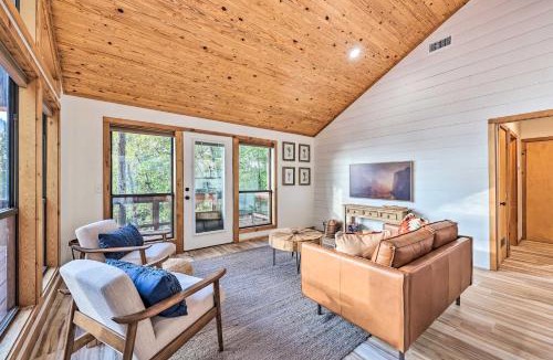 Rogers House | 'Foxtail' Cabin Retreat: Steps to Beaver Lake!