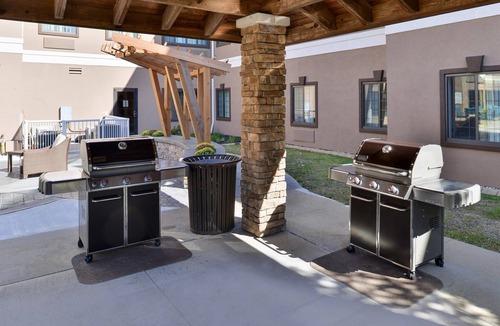 O'Fallon Condo | Free Breakfast. Pool & Gym. Near Progress West Hospital!
