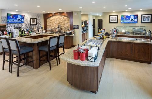 West Omaha Condo | Free Breakfast. Pool & Hot Tub. Close to the Nebraska Medical Center!