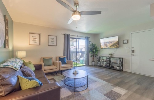 Paradise Valley Village Apartment | Free Parking King Bed Walk to Dining & Shops
