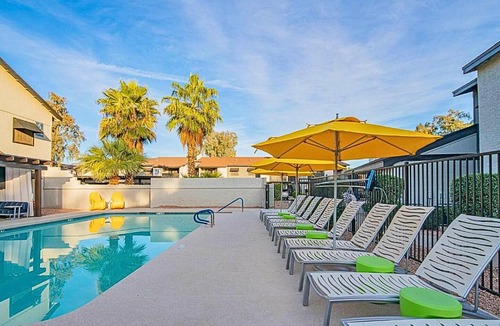 Paradise Valley Village Apartment | Free Parking King Bed Walk to Dining & Shops