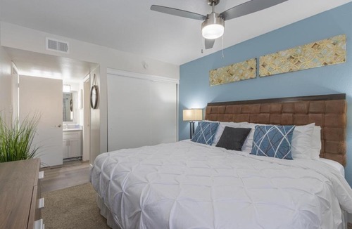 Paradise Valley Village Apartment | Free Parking King Bed Walk to Dining & Shops