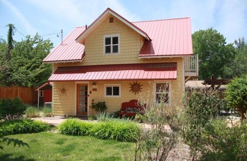 Moab House | French Quarter Garden Cottage-Downtown, Hot Tub