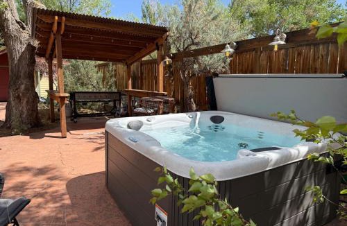 Moab House | French Quarter Garden Cottage-Downtown, Hot Tub
