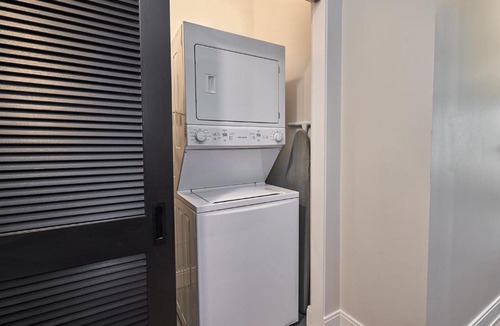 Lakeview Apartment | FRONTDESK Chic Open Wrigleyville Studio Apt