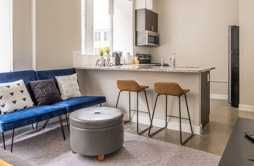 Downtown Des Moines Apartment | Frontdesk | Modern + Bright Studio Apt in Downtown