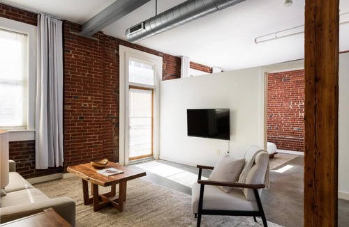 Downtown St. Louis Apartment | FRONTDESK Spacious 2 BR Apt with Full Kitchen
