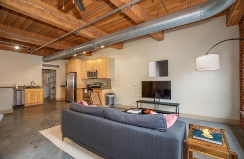 Downtown West Apartment | FRONTDESK Spacious Downtown 2 BR Apt