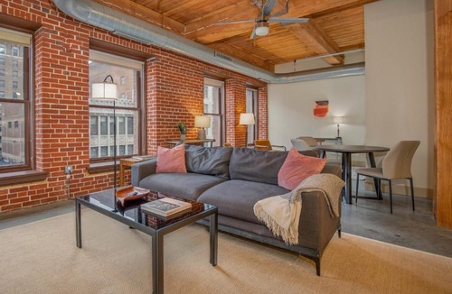 Downtown West Apartment | FRONTDESK Spacious Downtown 2 BR Apt