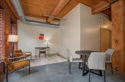 Downtown West Apartment | FRONTDESK Spacious Downtown 2 BR Apt