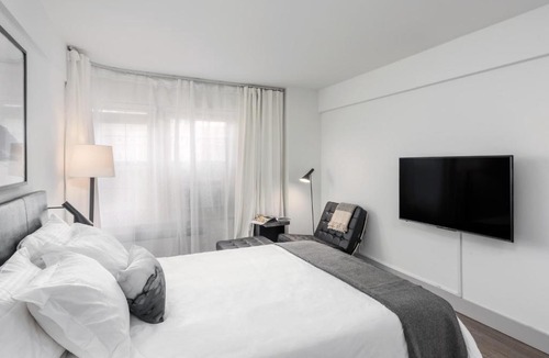 Central West End Apartment | FRONTDESK Studio Apt with Pleasant Rooftop Deck