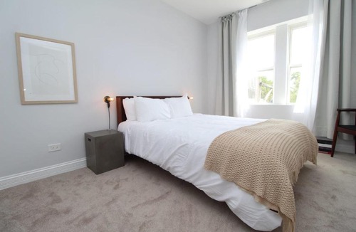 Ukrainian Village Apartment | FRONTDESK Updated 2 BR Apt with Full Kitchen
