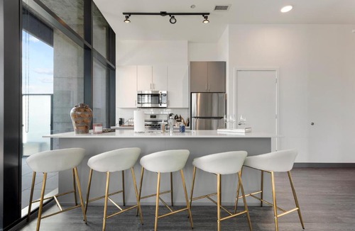 West Loop Apartment | Fulbrix Bright Designer Apartments with West Loop Views