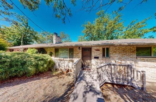 Amazon House | Full duplex with patio-deck mountain views washer&dryer dogs allowed