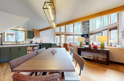Vida House | Fully rebuilt riverfront home with deck fireplace & W&D - dog-friendly
