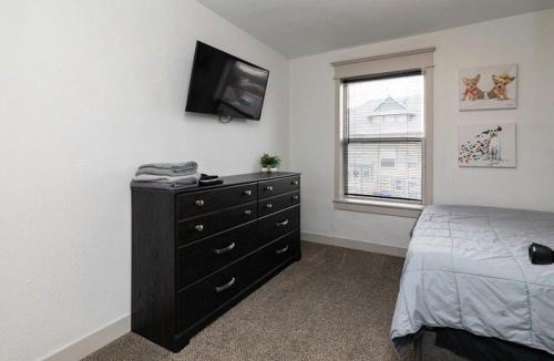Des Moines Apartment | Fun Backyard Close to Downtown Pet Friendly 4BDRM
