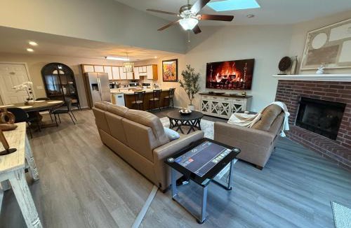 Rogers Apartment | Fun & Comfort for 8 in Rogers! King & Arcade Games