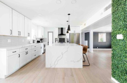 Tempe House | Fun pool home with outdoor shower.bar.Close to Old town