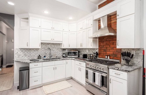 Weinland Park House | Fun upscale oasis w/hot tub near OSU & Short North