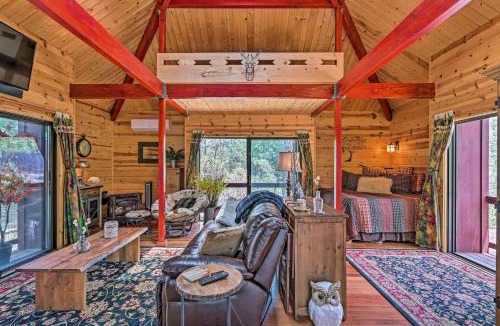 Strawberry House | Furnished Deck: Romantic Strawberry/Pine Studio!