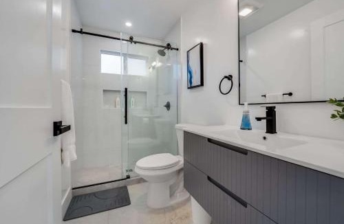 Sunnyvale West House | Furnished Studio Workdesk WiFi Parking